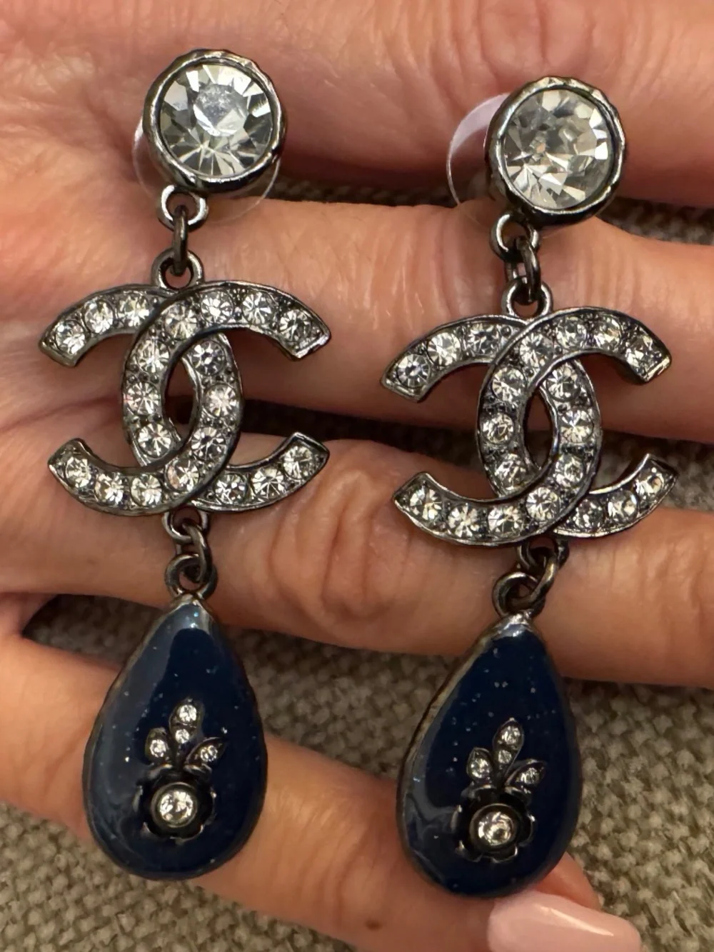 New Limited Edition Classic Chanel CC Logo Strass Crystal Dropped Earrings